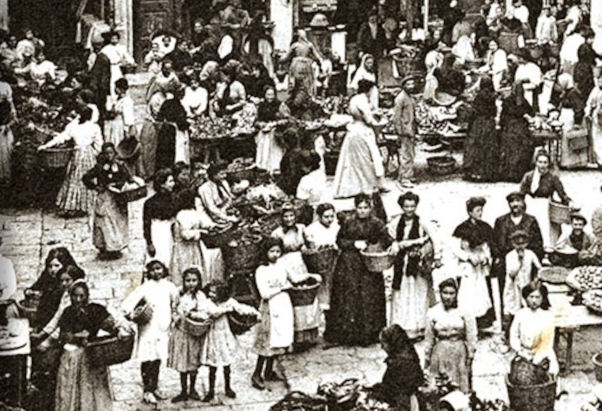 800 years of squares and markets